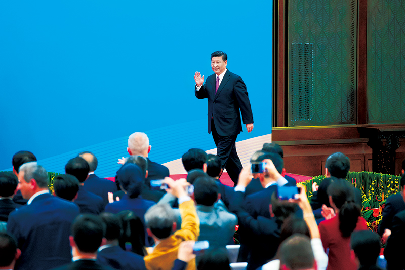 2019年4月27日，第二屆“一帶一路”國際合作高峰論壇在北京雁棲湖國際會議中心舉行圓桌峰會，國家主席習(xí)近平主持會議并致開幕辭。圓桌峰會閉幕后，習(xí)近平會見中外記者，介紹第二屆“一帶一路”國際合作高峰論壇圓桌峰會情況和主要成果。這是習(xí)近平步入記者會現(xiàn)場。 